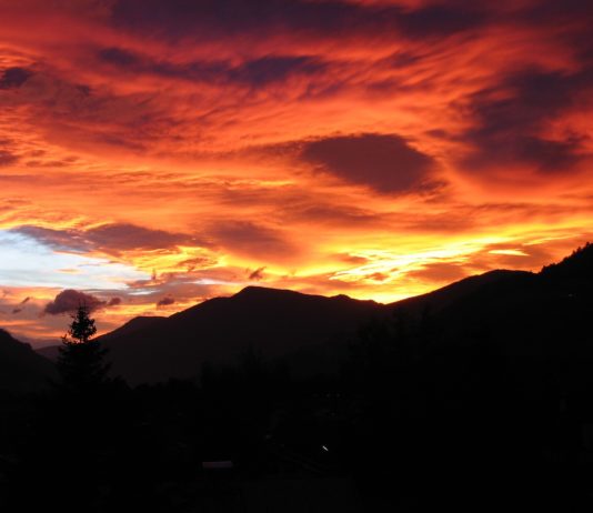 Was genau ist der Foehn-Effekt, dem Südfrankreich das aussergewöhnlich warme Wetter verdankt? Abendrot_bei_Föhn