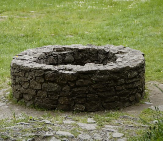 Var: Eine Frau und eine Ziege stecken am Grund eines Brunnens fest Brunnen