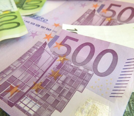 Toulouse: Flüchtige Männer werfen Bündel von 10.000 € und 3.000 € aus dem Autofenster Euro_Geld