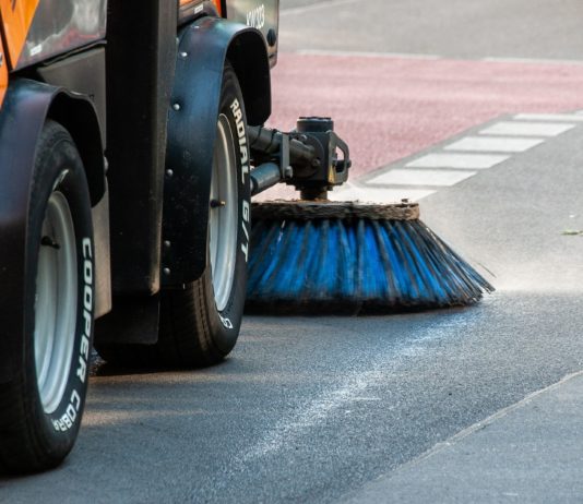 Nach 14 Stunden erzwungener Arbeit starb Christian bei einem Unfall: Arbeitgeber wurde verurteilt Kehrmaschine