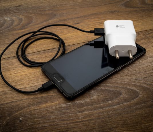 Smartphones: Europäisches Parlament beschliesst einheitliches Ladekabel in der EU Smartphone_Ladegerät
