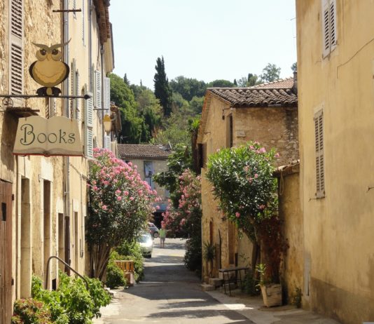 In einem Ort in den Alpes-Maritimes verbietet Gemeindeverordnung Wäsche im Freien zu trocknen Valbonne