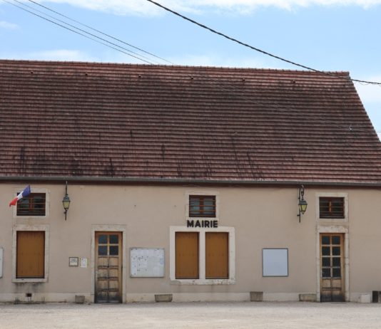 Kinderpornografie: Angeklagter Bürgermeister will seinen Posten nicht räumen Echenon_Mairie