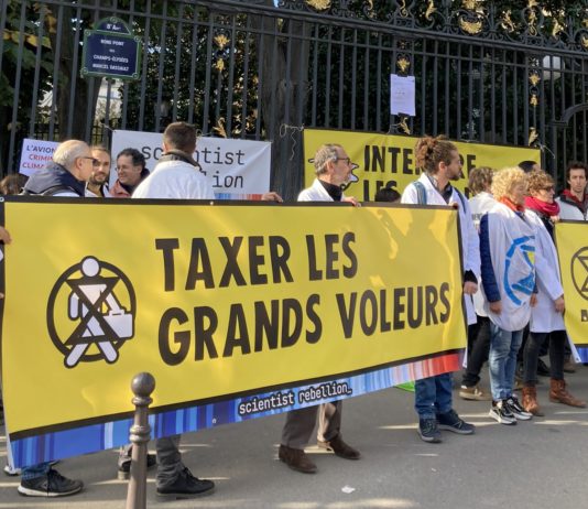 Klima: Wissenschaftler fordern vor dem Hauptsitz von Dassault Aviation ein Verbot von Privatjets Klimaprotest