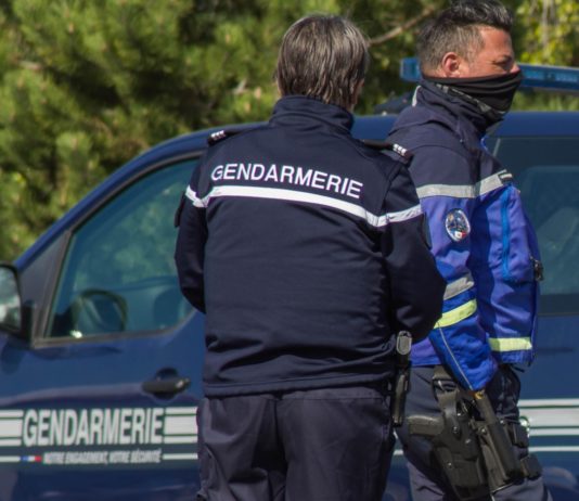 Streit unter Nachbarn: 11-jähriges Mädchen erschossen und Vater schwer verletzt Gendarmerie_Illustration