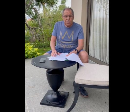 Russischer Aussenminister Sergei Lawrow trägt in einem Video ein erstaunliches T-Shirt Lawrow_Bali