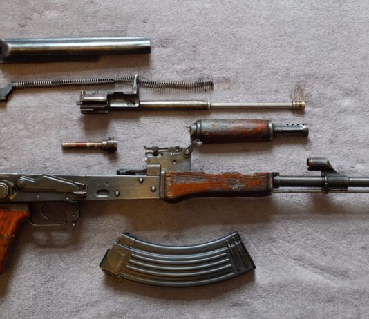 „Legt die Waffen nieder“ – Korsikas schwieriger Weg zur Gewaltfreiheit Waffe