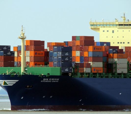 Französische Exporte entwickeln sich gut, reichen aber nicht aus, um die Inflation zu bewältigen Container-Schiff