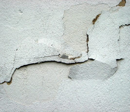 Risse in Häusern: Schäden zwischen 1.9 und 2.8 Milliarden Euro durch Dürre im Jahr 2022 Risse_Hauswand