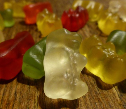 Er findet einen auf Haribo ausgestellten Scheck über 4.6 Millionen Euro und erhält Gummibärchen als Finderlohn… Gummibärchen
