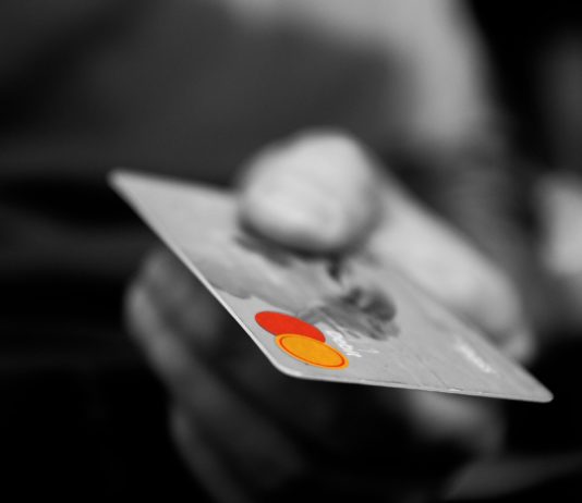 Vorsicht vor Bankkartenbetrug auf französischen Supermarktparkplätzen Kartenzahlung