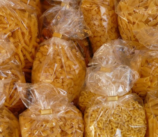 Lebensmittel: Neue Kennzeichnungsstandards sollen Verschwendung eindämmen Teigwaren_Packungen