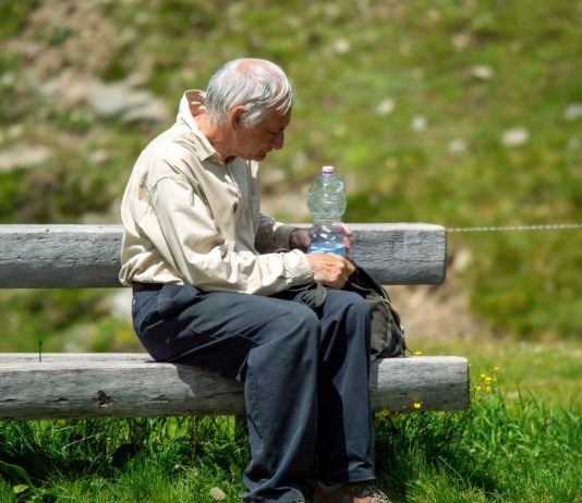 Mindestens 15.000 Todesfälle in Europa laut WHO wegen der Sommerhitze 2022 Alter_Mann_trinken