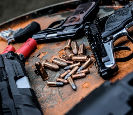 Geplanter Giftanschlag und Mordpläne – Der brisante Prozess gegen 16 französische Ultrarechte Waffen