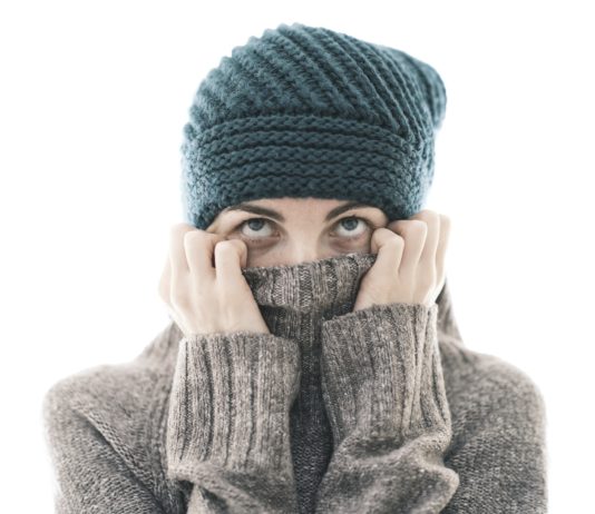 Kälte und Niederschläge – das Wetter für die nächste Woche in Frankreich Frau_Kaelte