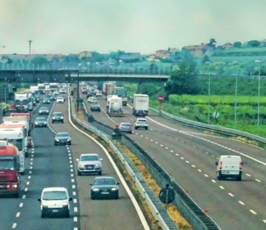 Verkehrsprognosen und -warnungen für das lange Wochenende vom 8. bis 11. November 2024 in Frankreich Autobahn_Illustration