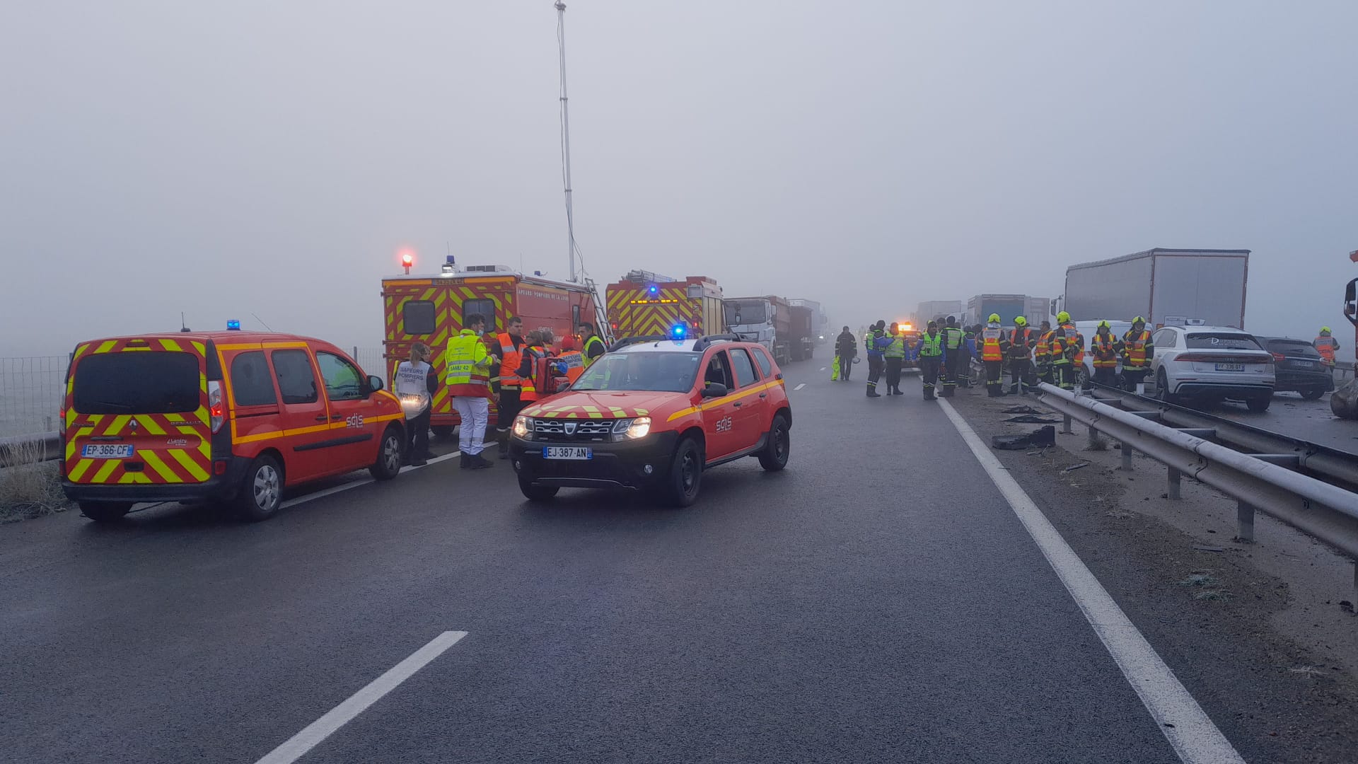 Monsterkarambolage auf der A72 im Departement Loire: 1 Toter und Autobahn gesperrt