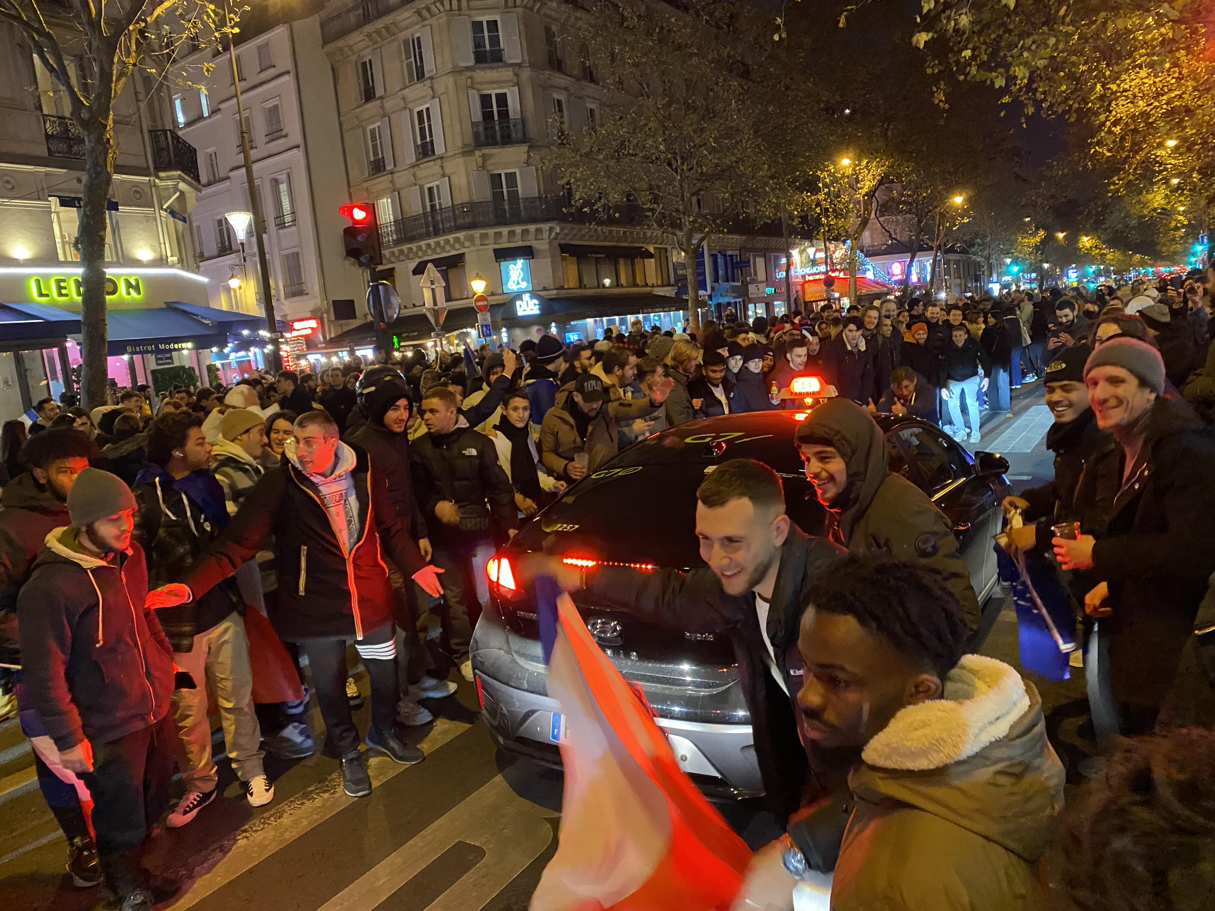 Frankreich-Marokko: Jubelszenen, ein tödlicher Unfall, brennende Autos…