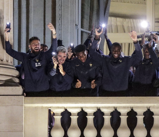 WM 2022: Auf dem Place de la Concorde feiert eine Menschenmenge die französische Nationalmannschaft Les_Bleus_Paris