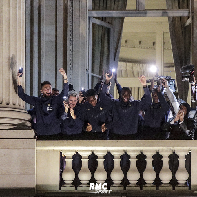 WM 2022: Auf dem Place de la Concorde feiert eine Menschenmenge die französische Nationalmannschaft