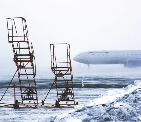 Schnee und Eis: Flugverkehr in Orly und Roissy stark beeinträchtigt Flughafen_Schnee