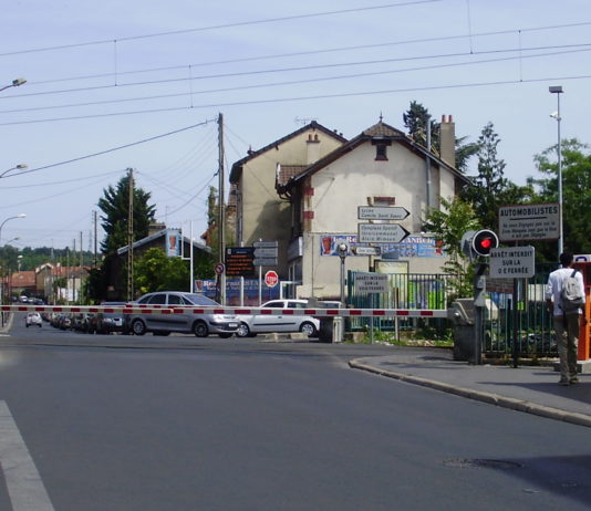 Val-d’Oise: 19-Tonnen-Lkw wird an Bahnübergang von Zug erfasst (Video) Deuil-la-Barre