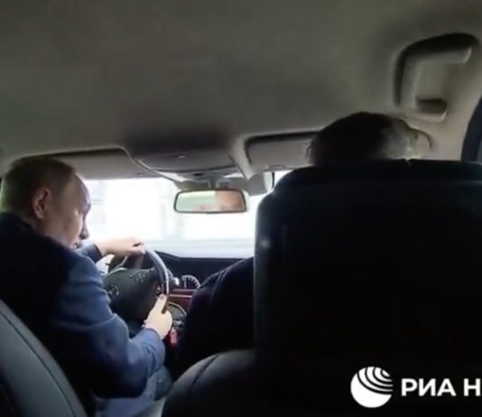 Ukraine-Krieg: Putin fährt im Mercedes über die im Oktober teilweise zerstörte Krim-Brücke Putin_am_Steuer