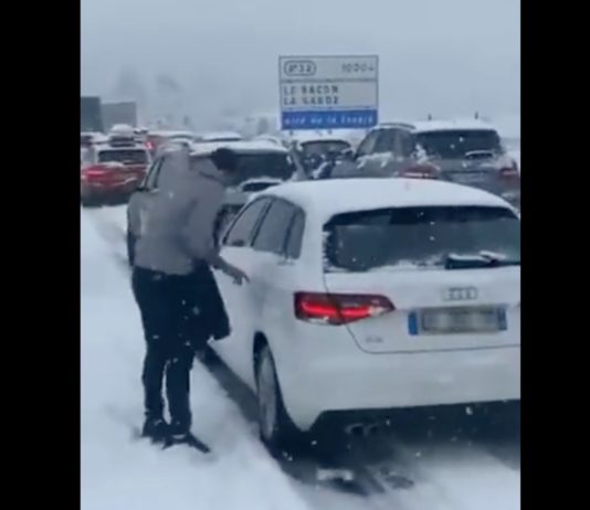 Lozère: Starke Schneefälle blockieren Dutzende Autofahrer auf der A75 Schnee_auf_A75