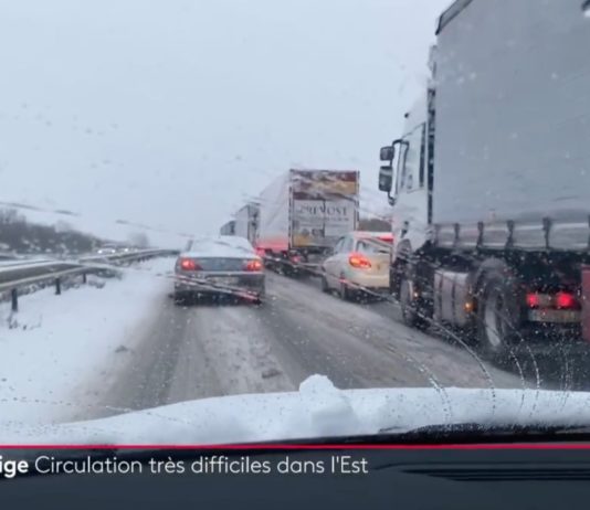 Starke Schneefälle behindern den Verkehr in Ostfrankreich Schnee_blockiert_Autobahn