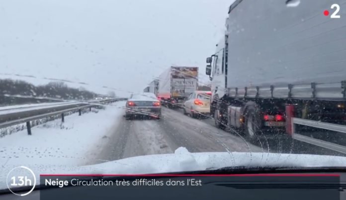 Schnee_blockiert_Autobahn