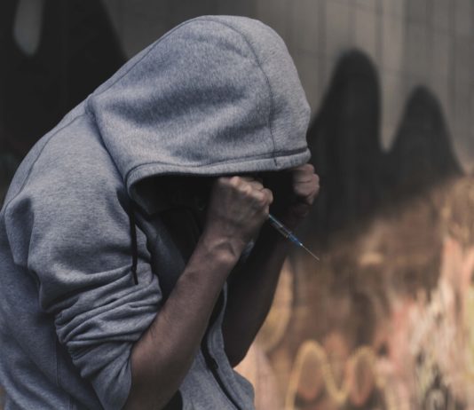 Paris: Polizisten schützen Kinder auf dem Schulweg vor Drogenabhängigen Drogensucht