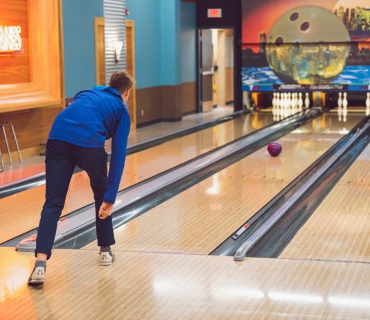 Emmanuel Macron ging am Nachmittag vor Weihnachten mit Freunden bowlen Bowling
