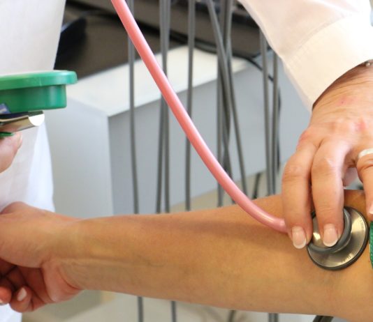 Ärztemangel: Ein Dorf im Puy-de-Dôme will Ärztin jetzt mit festem Gehalt anstellen Arzt_Untersuchung