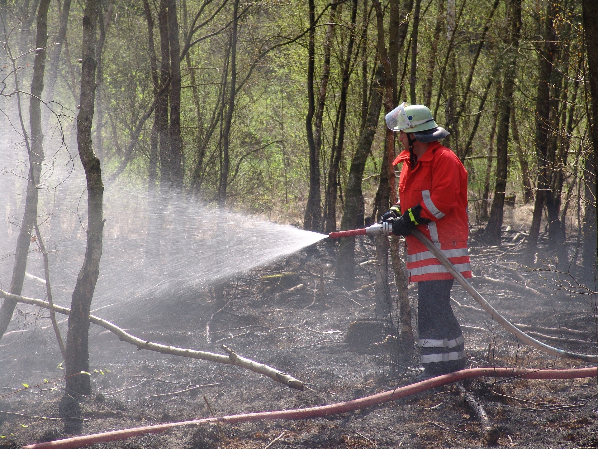 Freiwilliger Feuerwehrmann verursacht über 40 Brände - zu Gefängnisstrafe verurteilt