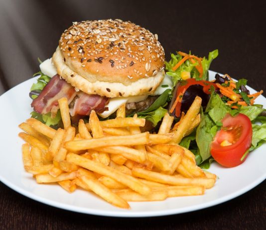 Kampf gegen die Verschwendung: Schluss mit Einwegverpackungen in Fast-Food-Restaurants Hamburger_Teller