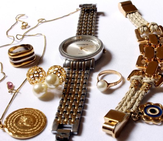 Hunderte Schmuckstücke auf dem Grund eines Sees in der Gironde gefunden – wem gehören sie? Juwelen_Schmuck