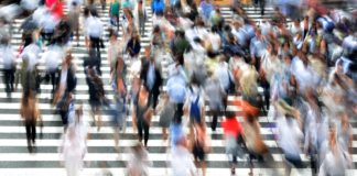 Frankreich vor dem demografischen Wendepunkt: Warum die Bevölkerung ab 2037 schrumpfen könnte Menschen_in_der_Stadt