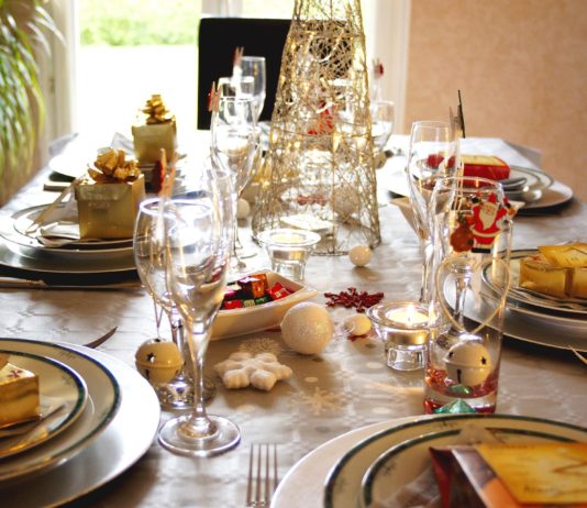 Weihnachten 2022: Wie steigende Preise die Feiertage in diesem Jahr beeinflussen Tisch_Weihnachten