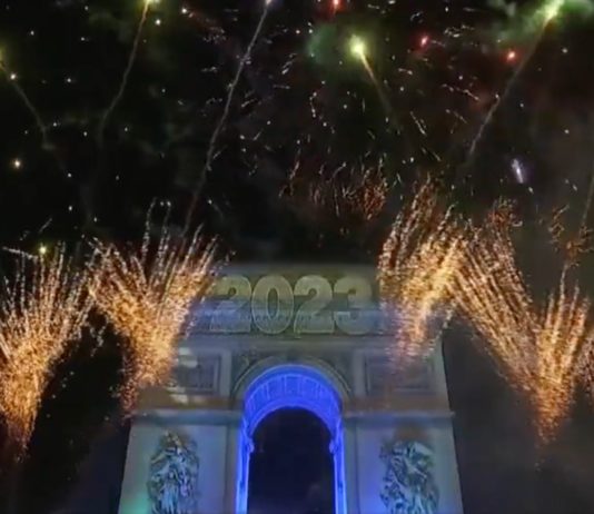 Silvester: Fast eine Million Menschen verfolgen das Feuerwerk auf den Champs-Elysées Bonne_Annee_2023