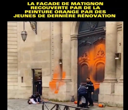 Umweltaktivisten bewerfen Eingang des Amtssitzes von Elisabeth Borne mit orangener Farbe Matignon_Proteste