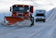 Wintereinbruch in Frankreich: Schnee sorgt für Verkehrschaos Schnee_Strasse