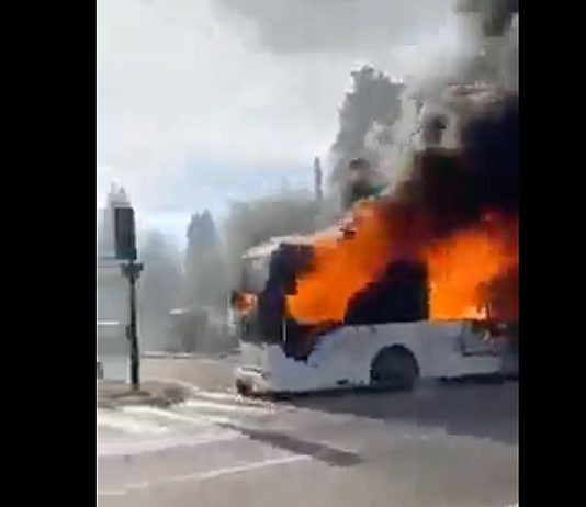 Erschreckende Bilder eines brennenden Schulbusses in Nîmes – 10 Kinder konnten gerettet werden Schulbus_brennt_Nimes