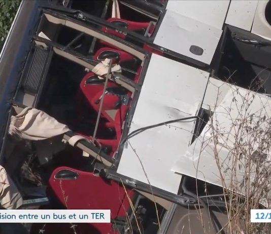 Bus bei Unfall mit Zug in zwei Teile zerissen: 1 Schwerverletzter und 3 Leichtverletzte Zusammenstoss_Bus_Zug