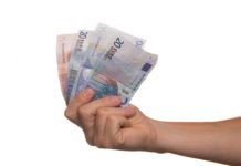 Heute werden 9 Millionen französische Haushalte eine Überweisung vom Finanzamt bekommen Geld