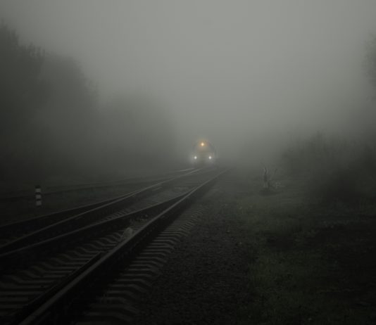 Sturm Gérard: Zugverkehr in der Normandie unterbrochen Nebel_Zug