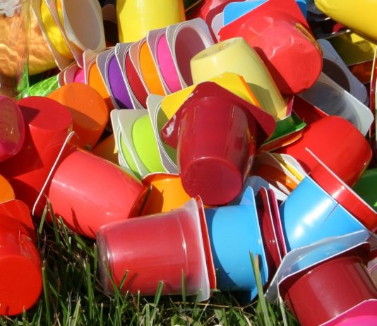 Umwelt : Danone wird von mehreren NGOs wegen Plastikverschmutzung verklagt Plastikmüll