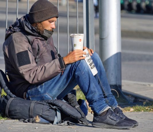 Betteln unerwünscht? Wie Vierzon mit einem Rückzieher ein Zeichen für Menschenwürde setzte Obdachloser_Bettler