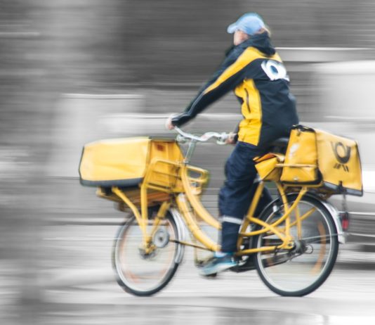 Ab März in Frankreich: Der Postbote könnte nicht mehr jeden Tag kommen Briefzustellung_Postbote