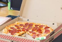 Pizzakette führt wiederverwendbare Boxen für Pizzas zum Mitnehmen ein Pizza-Karton