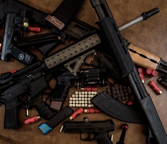 Rechtsextreme Aktivisten in Paris vor Gericht: Sie wollten Emmanuel Macron töten Waffen